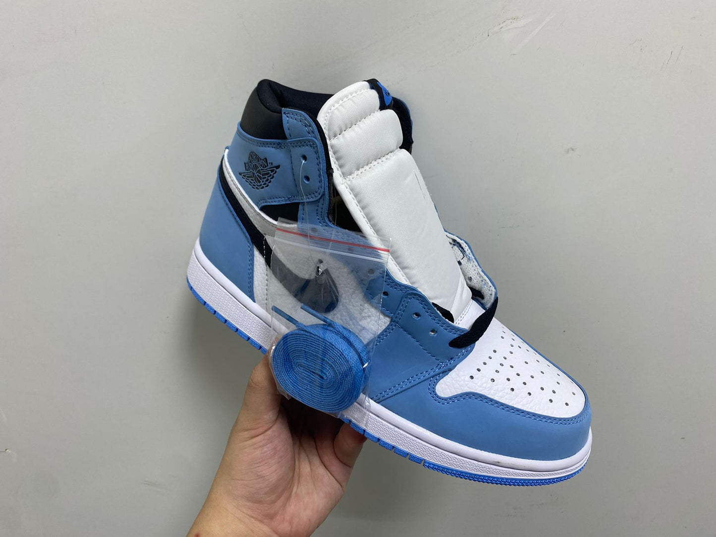 JORDAN 1 RETRO HIGH ‘WHITE UNIVERSITY BLUE BLACK’💙🤍
36-45 AVAILABLE 🤩
